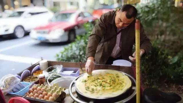 在济南,卖肉夹馍月入过万!当白领不如卖烧饼!