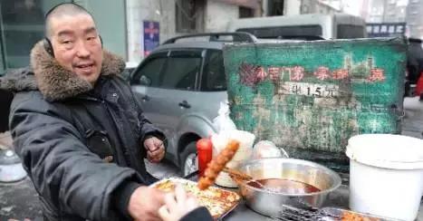 在济南,卖肉夹馍月入过万!当白领不如卖烧饼!