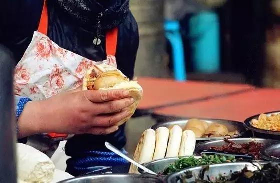在济南,卖肉夹馍月入过万!当白领不如卖烧饼!