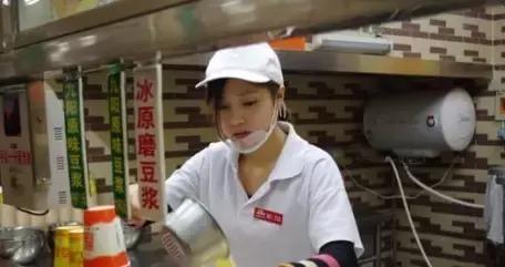 在济南,卖肉夹馍月入过万!当白领不如卖烧饼!