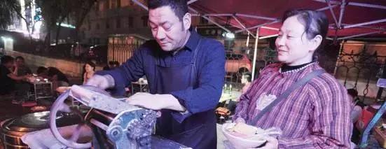 在济南,卖肉夹馍月入过万!当白领不如卖烧饼!