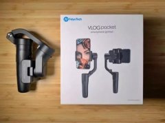 我顺手拿一位女同事的小包试着装了下，放进去毫无压力，带着出门很轻松