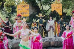 杭州宋城老鸨，男扮女装调戏游客，比女人还妖娆 吓坏一堆人