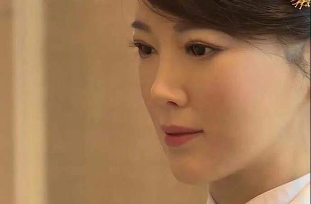 我国第一台美女机器人“佳佳”问世:造型更加迷人,是才貌双全!