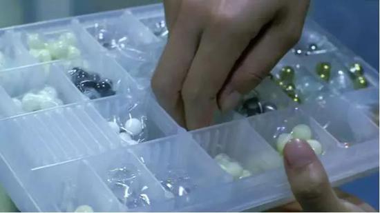  ALE制造的“流星”颗粒 它们有着不同的颜色，以便在燃烧时释放不同颜色的光芒。