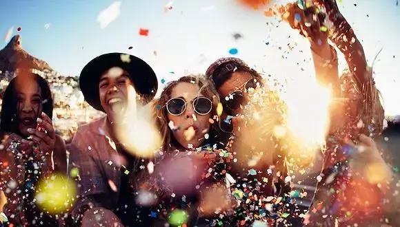 吸猫、养老?95后「戏精」们的假期都在干什么?