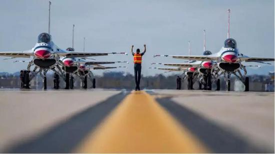 “大象漫步”的雷鸟机群