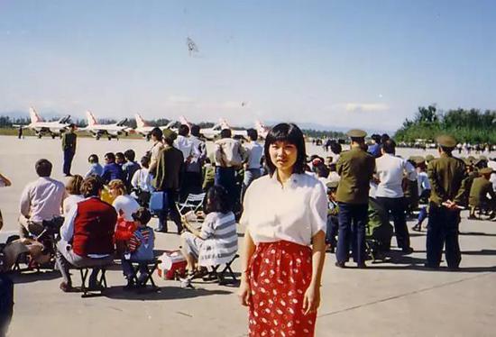  当时的北京市民在雷鸟机群前的留影