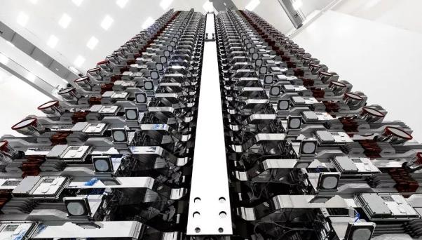 马斯克的42000颗卫星开始排队上天，美国的天空通信网络不是玩笑