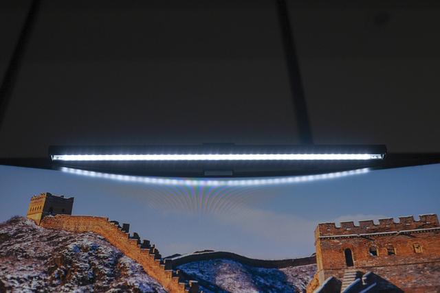 一盏灯、一张屏，办公桌面焕然新生