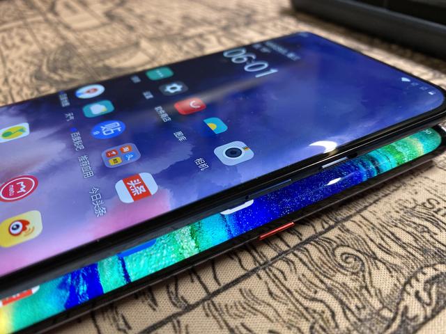 看了一眼一加7T pro的屏幕，我决定换掉华为，但还是悬崖勒马了