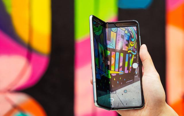 这款来自未来的手机终于发售，来看看评测