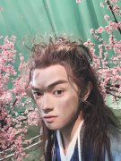 别再说许凯“邋遢”了，脱下裤衩换上工装夹克的他，帅出新高度