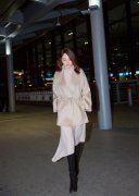 43岁李小冉现身，穿不规则驼色针织裙配大衣，尽显优雅知性