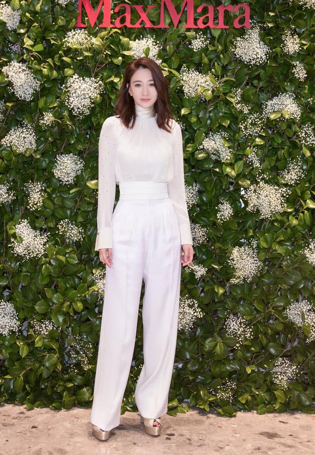 43岁李小冉现身,穿不规则驼色针织裙配大衣,尽显优雅知性