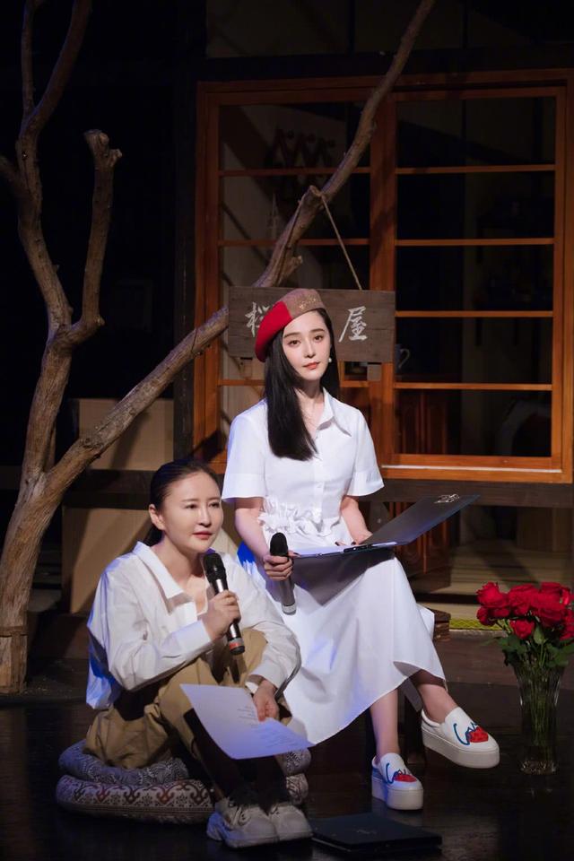 范冰冰的颜值真没得说,穿丝绒风衣戴报童帽,状态好过18岁少女