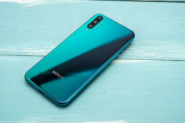 荣耀20青春版图赏：幻彩渐变超级柔美