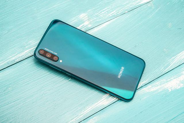 荣耀20青春版图赏：幻彩渐变超级柔美