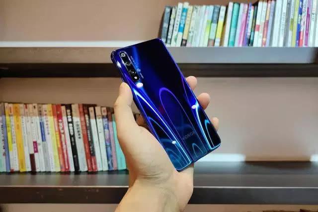 目前降价最厉害的四款华为手机，每款配置都极佳，你入手了吗？