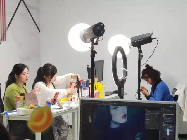 双11成交额两千多亿背后：消费者熬夜剁手狂买，单人花费成千上万