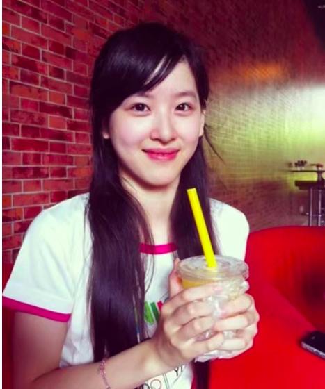 章泽天昔日吃饭无架子，刘强东老婆盘腿坐地上，对镜微笑超礼貌