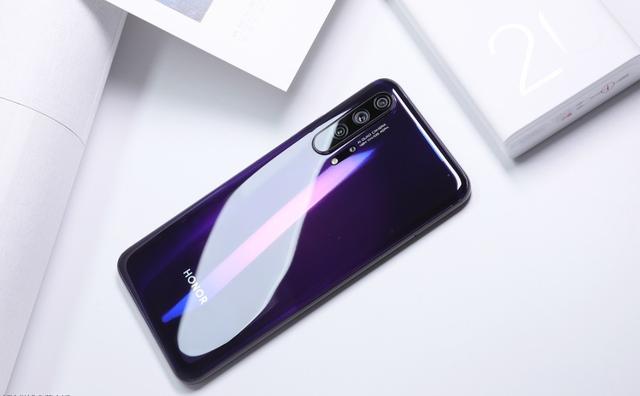 它荣获年度最佳生活智能手机第一名！苹果小米被打脸，真疼