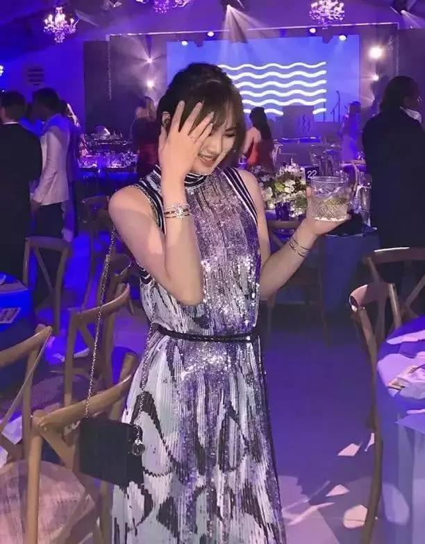 任正非小女儿近照曝光，哈佛才女颜值高，最美千金为啥也不姓任？