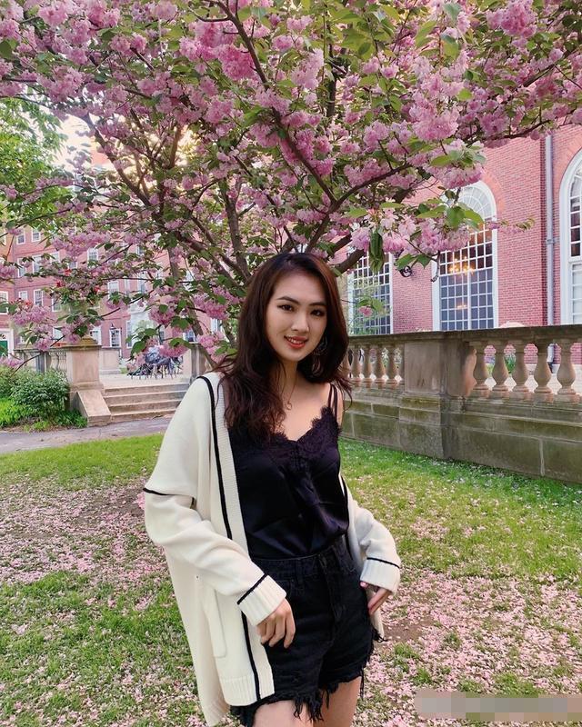 任正非小女儿近照曝光，哈佛才女颜值高，最美千金为啥也不姓任？