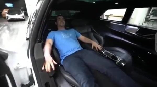 FF91内饰首曝：后排能躺着看电视