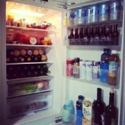 男子在冰箱中拿饮料居然引发爆炸？