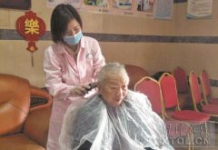 养老院封闭管理理发难 湘潭护理人员义务理发暖人心
