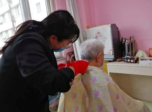 老人理发了 养老院封闭式管理也能过“二月二”