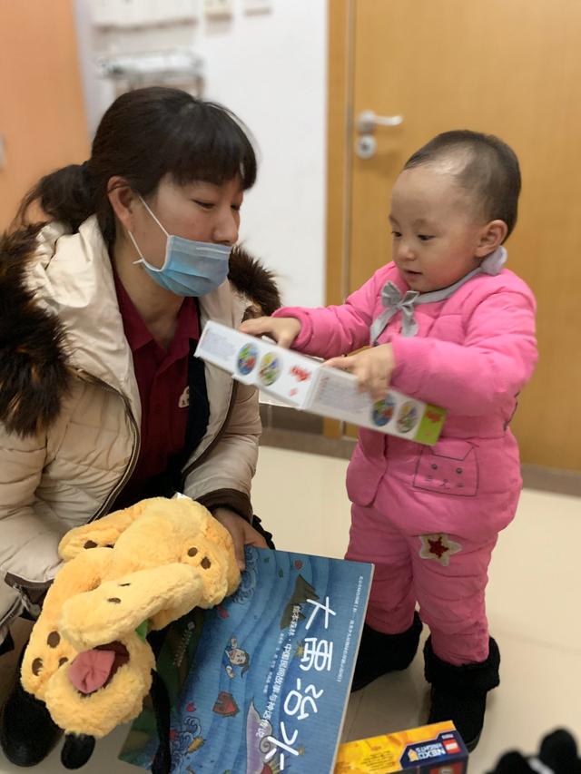 养老院封闭管理后，她带着2岁半的女儿上班