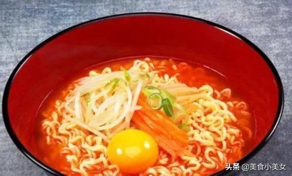 小米推出“高科技”方便面，倒入开水后我服了，这操作真“牛”