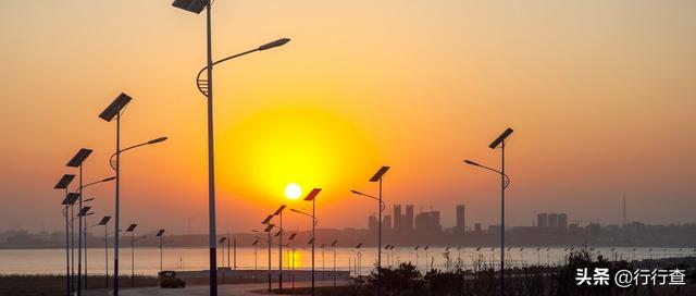 全国首个“5G+智慧路灯充电桩”亮相，还自带5G基站和汽车充电桩