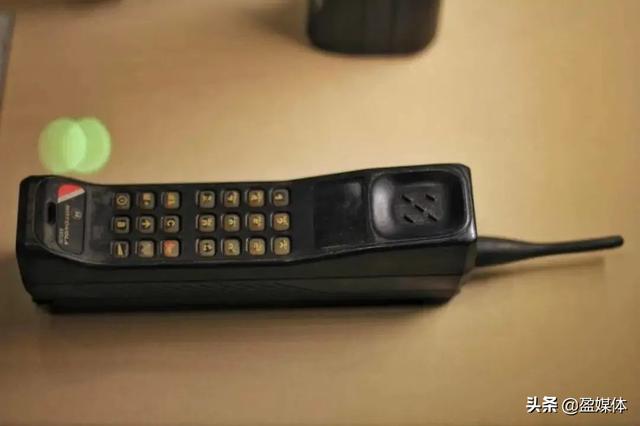 半斤重的手机砸脸上 5G智能机华为苹果三星谁先秒杀大哥大？