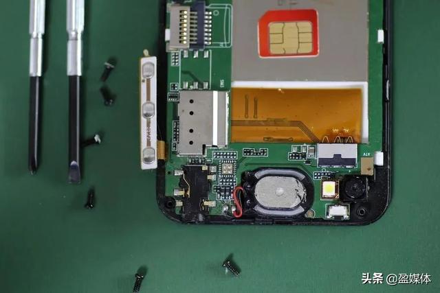 半斤重的手机砸脸上 5G智能机华为苹果三星谁先秒杀大哥大？