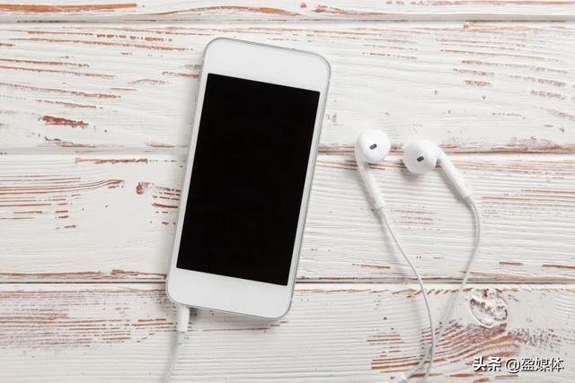 半斤重的手机砸脸上 5G智能机华为苹果三星谁先秒杀大哥大？