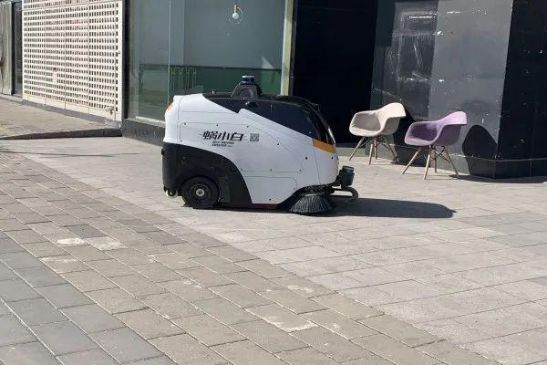 战“疫”黑科技！能清扫，会消毒，“蜗小白”正式上岗！