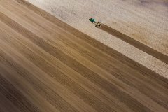 场面震撼！无人机航拍匈牙利农业耕种不同