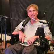 他把自己改造成机器人，自带AI人工智能，能取代真人吗？