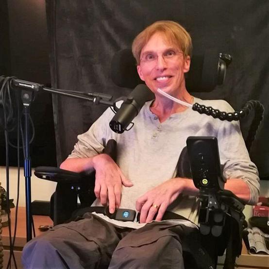 他把自己改造成机器人，自带AI人工智能，能取代真人吗？