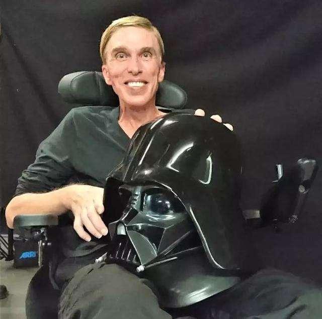 他把自己改造成机器人，自带AI人工智能，能取代真人吗？