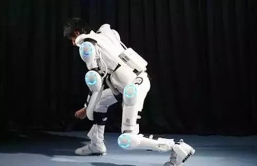 他把自己改造成机器人，自带AI人工智能，能取代真人吗？