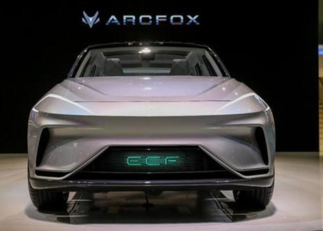 北汽极狐带着它的高冷来了！一款与Model 3并驾齐驱的国产新能源