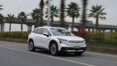 有它不看特斯拉！双12.3英寸曲面大屏，续航高达650km，7.9秒破百