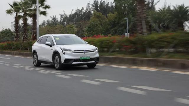 有它不看特斯拉！双12.3英寸曲面大屏，续航高达650km，7.9秒破百