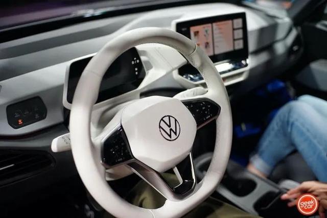 汽车行业的下一个战场，特斯拉靠什么领先？