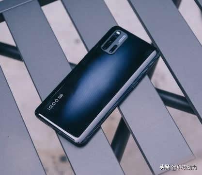 今年的手机市场，最激烈的战场不在高端，却是在中低端！