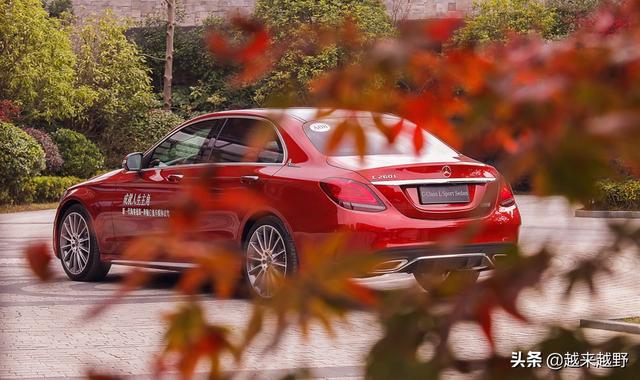 国产标掉价？新车到手就抠标，“野鸡变凤凰”行为暴露了谁的自卑